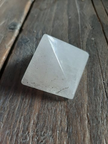 Bergkristal piramide middel