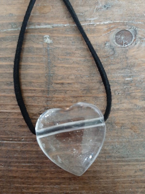 Bergkristal hart hanger doorboord met zwart koord